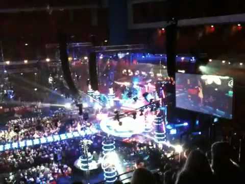 Minnah sjunger vinnarlåten at genrepet