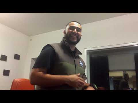 Jah Khalib исполняет "Сжигая дотла" перед записью на студии