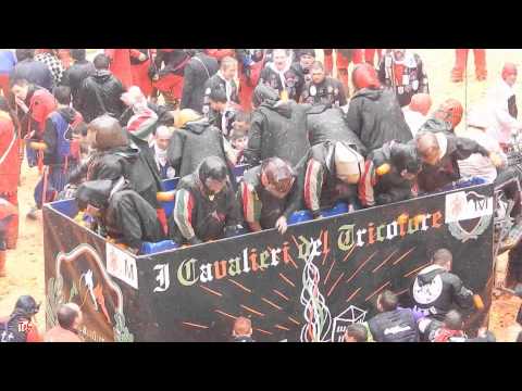 Battaglia delle arance in piazza di città - 5 di 11 - Carnevale Ivrea 2014