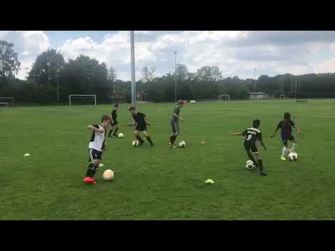 Eerbeekse Boys - Techniektraining - Oefening 3. Tussentikken, draai onder t lichaam.