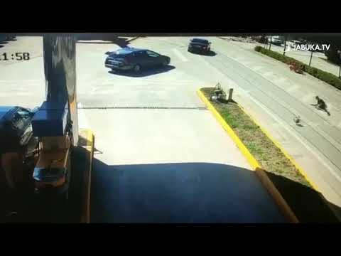 Pogledajte uznemirujuću snimku sudara motociklista s Mercedesom u Posušju - Jabuka.tv