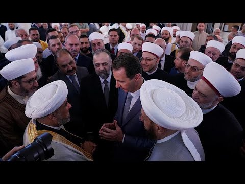 شاهد الرئيس السوري يشارك بصلاة عيد الأضحى في دمشق وسط تقدم قواته في ريف إدلب…