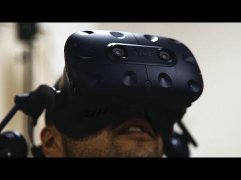 Βίντεο με την παρουσίαση του έργου Draw Me Close (2017), μια συμπαραγωγή του Immersive Storytelling Studio του Royal National Theatre και του National Film Board of Canada. 