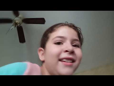 Passando a tarde de baixo da minha escrivaninha |Manuela Ribeiro