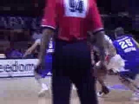 26 13-11-07 Ulebgame BCO-Dynamo Moscow - Chuck Davis scoort