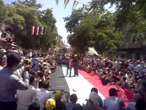 الساروت يغني "ياوطنا ويا غالي" في مظاهرة حاشدة في حي الخالدية في مدينة حمص في جمعة "العشائر"