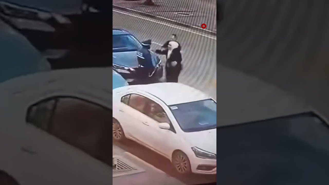 فيديو | اعتقال شخص اعتدى على شرطي مرور بالضرب في الموصل