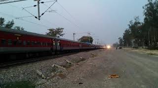 preview picture of video 'Continuous Honking WDP4D + WAP7!! Kashi Vishwanath Express through Fursatganj'