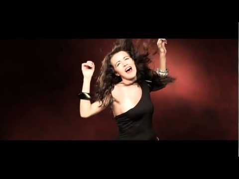 Adammo - feat Andrea Guasch - Siento Que Caigo (Video Oficial)
