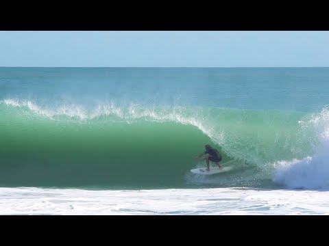 Ombak besar membawa tong ke Sebastian Inlet