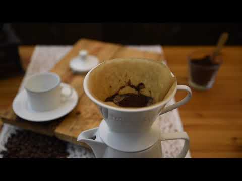 Kaffeezubereitung mit Original Porzellan Handfilter von Friesland - Made in Germany.