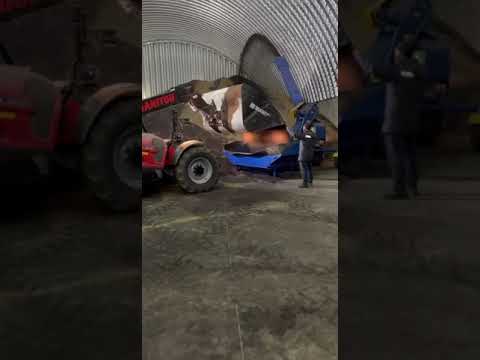 Innovativer Getreidelader PZM120B2 + Manitou. Getreide in das Lager laden