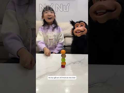 Chú khỉ bất ngờ ăn hết đồ ăn của bạn nhỏ #shorts