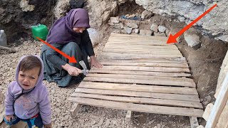 Mother's creativity in making a wooden sleeper bed in the mountains