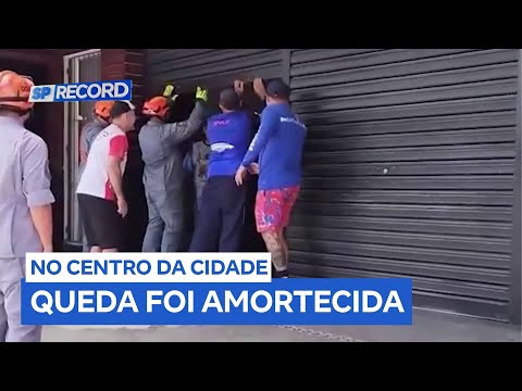 Piloto de paraglider é socorrido após fazer pouso forçado em comércio de Caraguatatuba (SP)