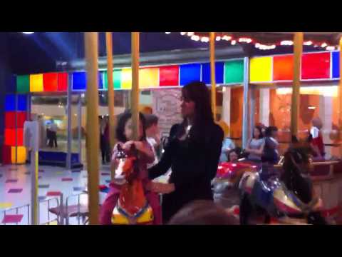 Carlinha Brincando no Carrossel