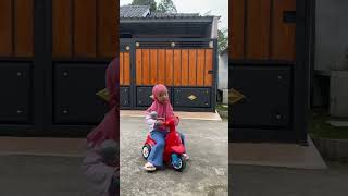 Download lagu NAIK VESPA KECIL #shorts #viral #sepeda #mainan #vespa #lucu #cute #funny #bermain #seru #gowes mp3