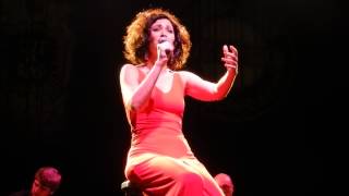Elena Gadel cantando "Tu mirada" en Luz de Gas