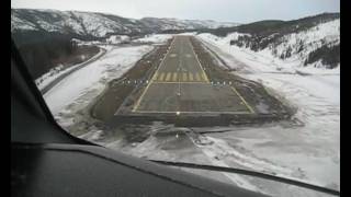 preview picture of video 'Wideroe Dash 8 cockpit view landing at Mosjøen'