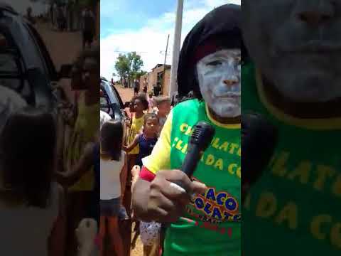 Papai Noel Kaki Carteiro doando alimentos numa favela de Uberlândia.
