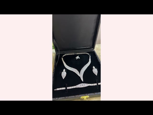 طقم زركون فضي دقة ألماس لمعة قوية وجذابة