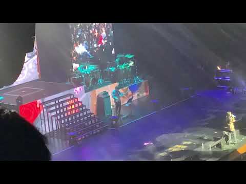 Bluming - IU (LovePoem tour concert in Singapore day 2)