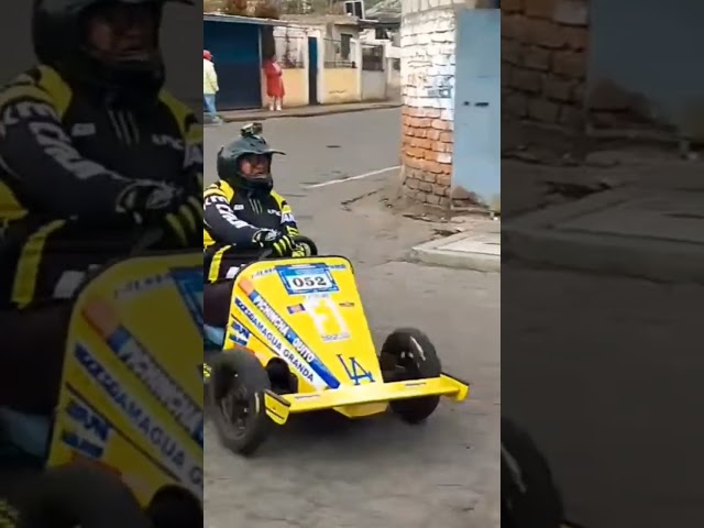 Vídeo relacionado con AZ FLAG Bandera A Cuadros Azules Y Amarillos 150x90cm - Bandera de Carreras AUTOMOVILES - Azul Y Amarillo 90 x 150 cm