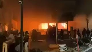Le fiamme avvolgono un bar nella stazione sciistica di Crans-Montana, in Svizzera: la fuga dei pa...