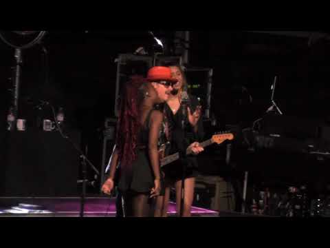 Elvis Costello - Alison  (Rivierenhof Deurne 02/07/2018)