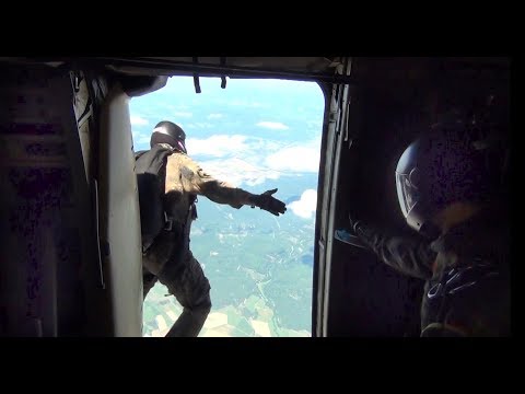 Mit Soldaten in der Transall: 3, 2, 1, Sprung - Fallschirmjäger üben Einsatz