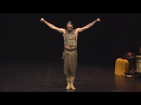 Grenzenlose Kunst: Der Tanz von Shahrokh Moshkin Ghalam - le mag