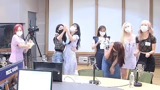 There are two ways to vibe to &quot;A Heart of Sunflower&quot;: Jiu and Dami dancing and, then, Siyeon