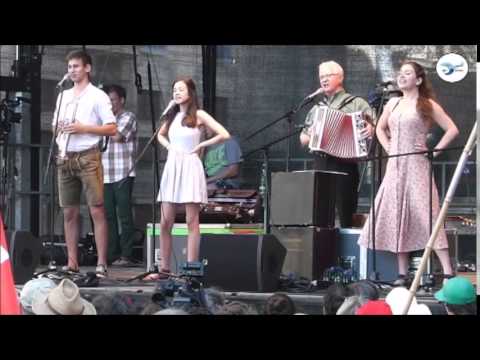 Hans Well & Wellbappn auf der G7  Demo 4. 6. 2015 am Odeonsplatz München