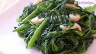 Stir-fried Water Spinach with Garlic (Rau Muong Xao Toi) | Helen's Recipes