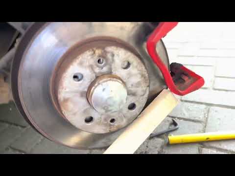 The EASIER way to remove rear brake discs from Fiat Abarth 500 (circa 2010)