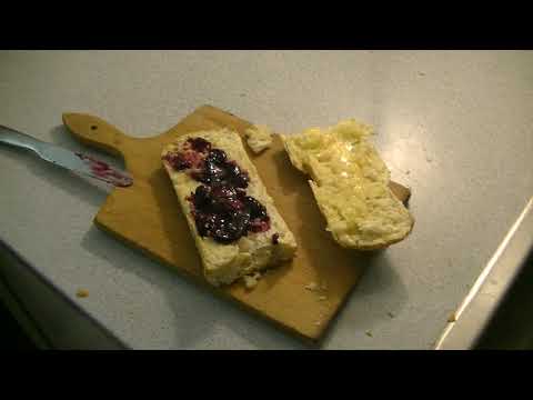 MongoTV_4802 - Min Frokost - Ciabatta Brød Med Smør og Honnig og Syltetøj
