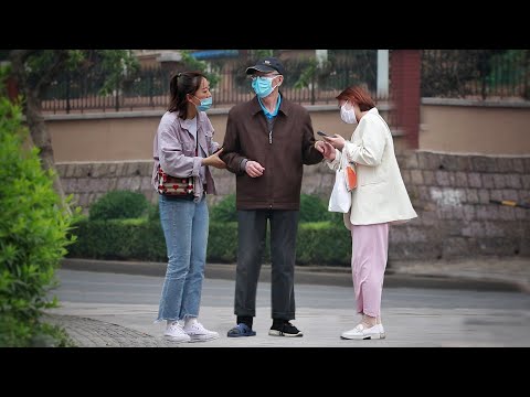 被迷路的失智老人錯認成兒女，大家竟然全都溫柔的應和