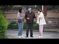 Old Man with Alzheimer's Disease Gets Lost | Social Experiment 被迷路的失智老人错认成儿女，大家竟然全都温柔的应和（社会实验）