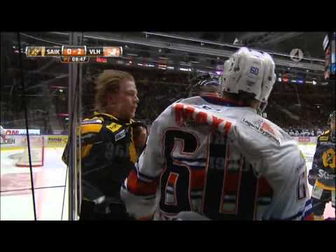 Noah Welch tacklar Axel Holmström - se tumulten efter - TV4 Sport