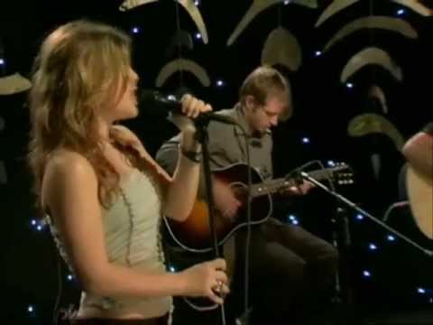 Kelly Clarkson - 01 - Behind These Hazel Eyes (Acoustic Live on VH1 - 18 January 2005)