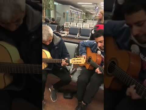 Peteco Carabajal guitarreando en aeroparque