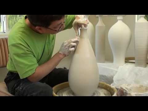 140. Throwing a Pipa Shape Bottle / Vase with Hsin-Chuen Lin