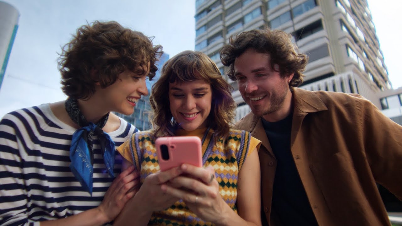 Clientes de CaixaBank utilizan la app del banco en distintas situaciones cotidianas 