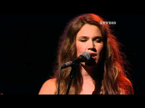 Joss Stone performs People Get Ready