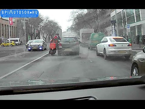 A motoros futár többször megütötte az autót a Váci úton