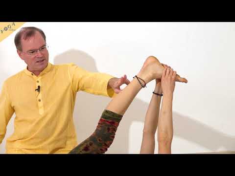 Liegender Spagat mit Händen um den Fuß - Yoga Asana Lexikon