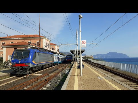 Treni Alla Stazione Di Genova Nervi ( Arrivi - Partenze - In Transito )