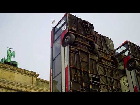 Monument | Manaf Halbouni "Mahnmal gegen den Krieg" Berlin Brandenburger Tor