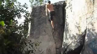 preview picture of video 'Pihlajamäki bouldering - Nyrkkirauta'