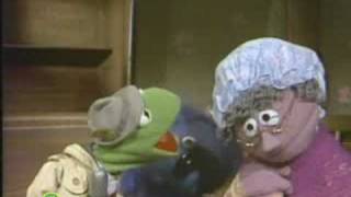 Sesame Street: Kermit Reports News On Mother Hubbard